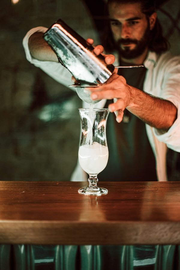 Instagram Lago Lisboa — bartender a preparar cocktail