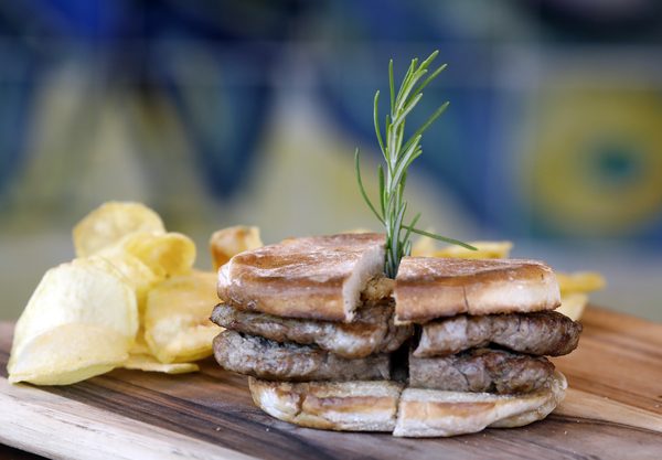 Prego em bolo do caco com batata chips, Lago Lisboa